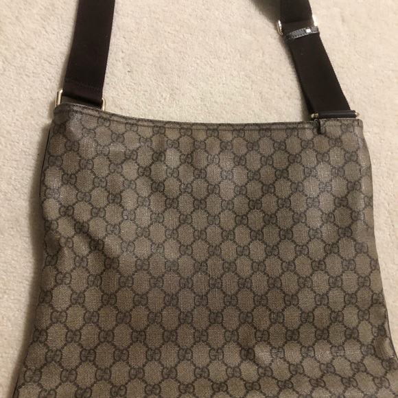 Authentic GUCCI monogram coated messenger bag - Picture 2 of 4
